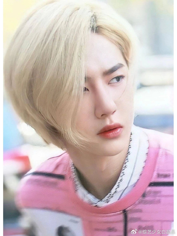 王一博 香奈儿金发让我梦回uniq时期的白牡丹啦 以前真的好稚嫩啊