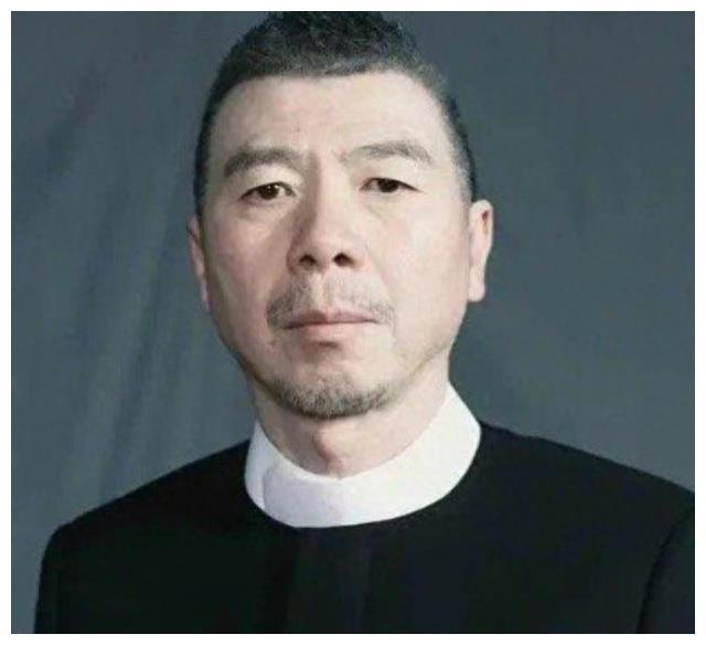 冯小刚状况更差,多位友人慰问他皮肤变白,头上秃斑多|冯小刚|徐帆