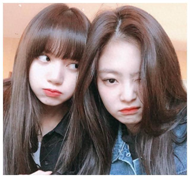 jennie的开心出席lisa疯马秀,笑容满面,让我们想多了吗?