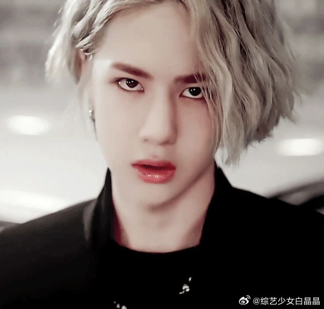 王一博 香奈儿金发让我梦回uniq时期的白牡丹啦 以前真的好稚嫩啊