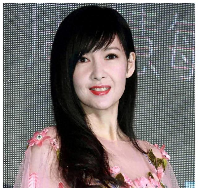 55岁周慧敏近照曝光,皮肤松弛,皱纹明显,玉女掌门人变迷人