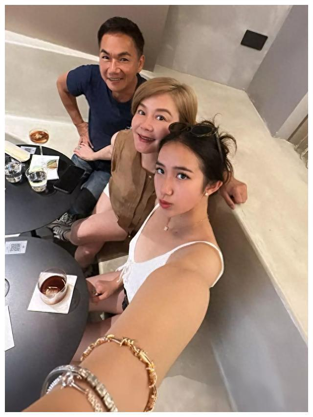 女儿颜值惊艳赢赞,网友期盼其参选港姐|骆达华|卢燕|身价_新浪新闻