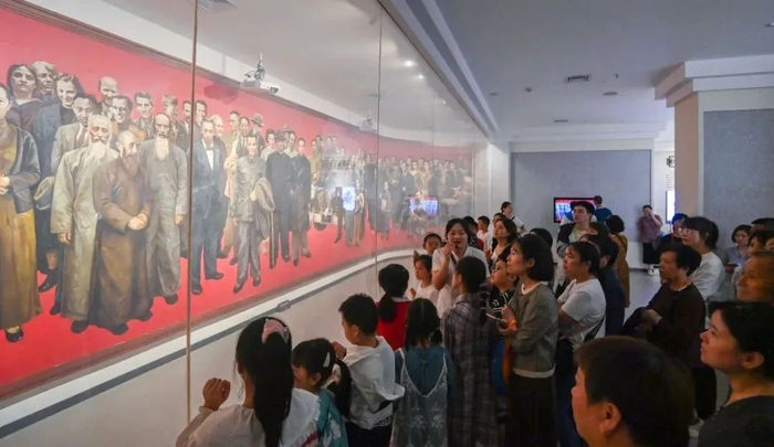 ▲10月2日，重庆红岩革命历史博物馆，不少游客带着孩子前来参观学习，追寻红色印记。首席记者 龙帆 见习记者 李雨恒 摄