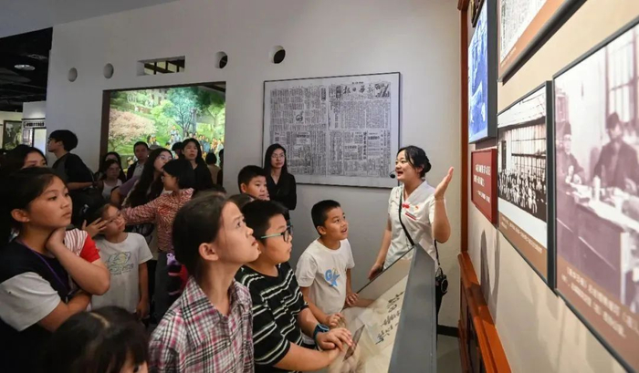 ▲10月2日，重庆红岩革命历史博物馆，不少游客带着孩子前来参观学习，追寻红色印记。首席记者 龙帆 见习记者 李雨恒 摄