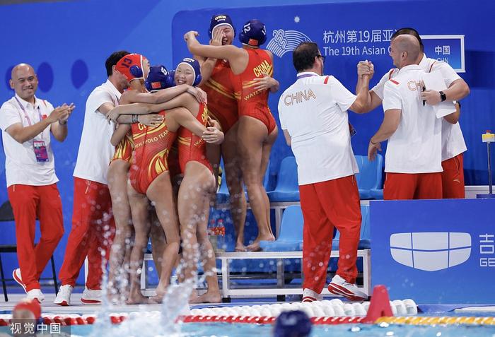 在这支中国女子水球队中,熊敦瀚和几位队友已是不折不扣的老队员,从事