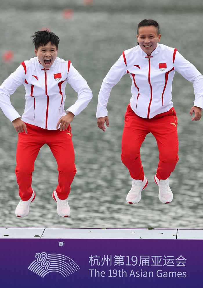 林文君（右）和帅常文跳上领奖台。她俩夺得女子200米双人划艇冠军，为中国队完美收官。 图/新华社