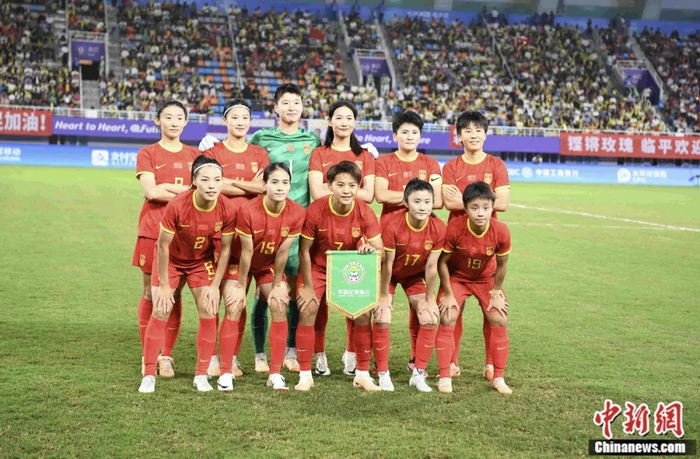 中国女足赛前合影。王东明 摄