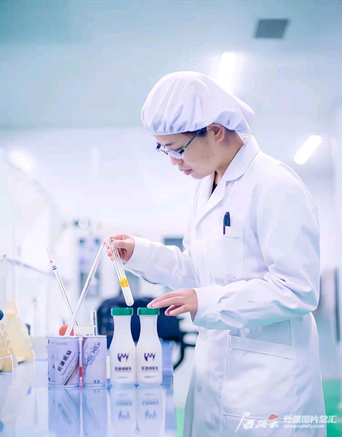 新疆旺源生物科技集团有限公司品控人员正在对驼乳做观察期留样实验。图片由该公司提供