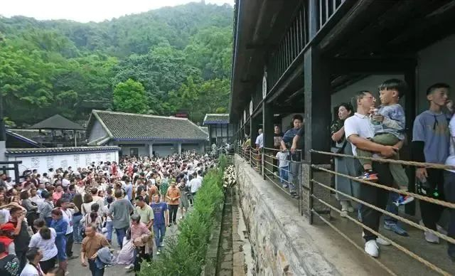 ▲10月1日，渣滓洞院坝游人如织。特约摄影 钟志兵／视觉重庆