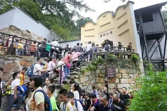 ▲10月1日，白公馆游人如织。特约摄影 钟志兵／视觉重庆