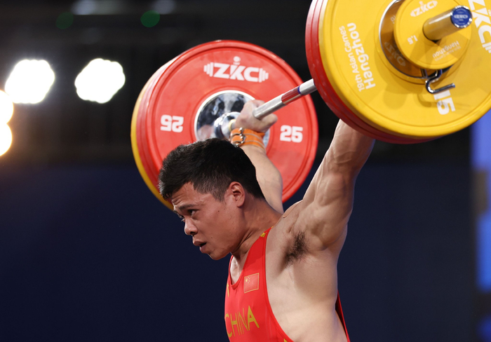 杭州亚运会 | 举重综合:男子73公斤级印尼选手阿卜杜拉夺冠 破挺举世