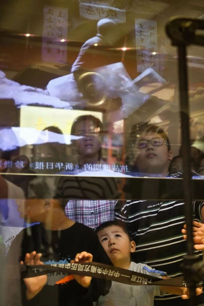 ▲10月2日，重庆红岩革命历史博物馆，游客们正在参观。首席记者 龙帆 见习记者 李雨恒 摄