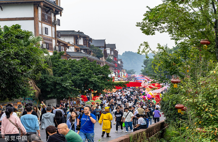 2023年10月1日，四川乐山，国庆期间，苏稽古镇游人如织。