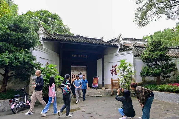 ▲10月2日，酉阳县龙潭镇，游客在赵世炎烈士故居游览参观。通讯员 邱洪斌 摄