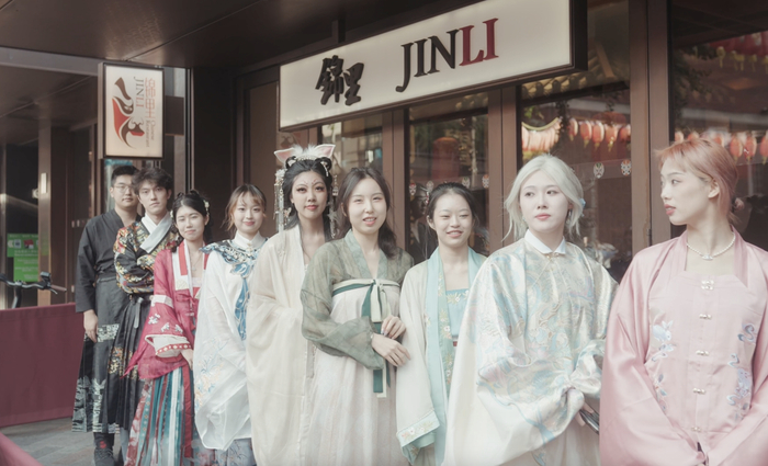 参与汉服走秀环节的华人华侨