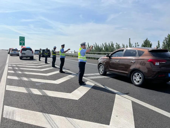 24小时值班备勤,在辖区重点站口,路段设置执勤组16个,会同辖区高速