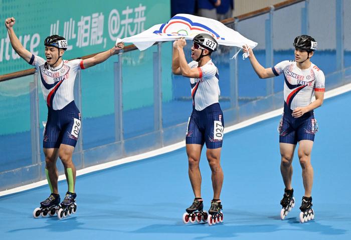 10月2日，中国台北队选手赵祖政、黄玉霖、陈彦成（从左到右）在赛后庆祝夺冠。新华社记者 陈晔华 摄