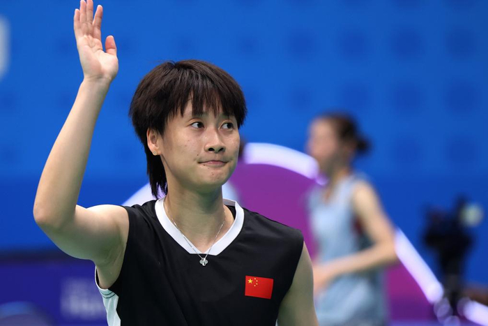 10月3日，中国选手陈雨菲在获胜后向观众致意。新华社记者陈斌摄