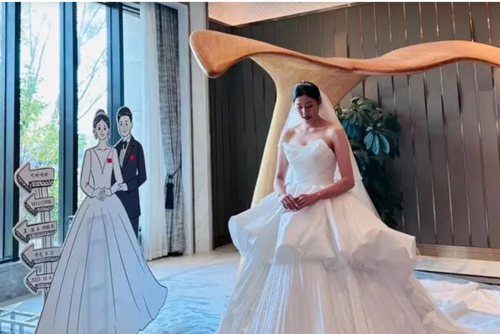 昔日的功勋名将却也一点没有闲着,郎平与惠若琪,赵蕊蕊三人共同出席了