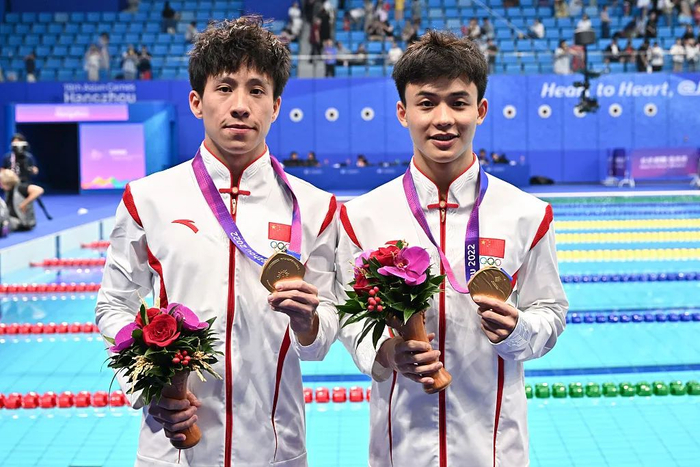 △9月30日，何超/严思宇夺得跳水男子双人3米跳板金牌。（第二金）