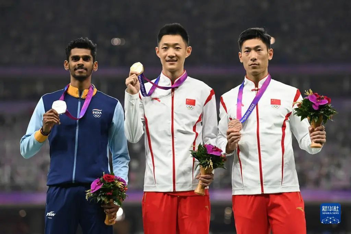 冠军中国选手王嘉男（中），亚军印度选手斯里尚卡尔（左）和季军中国选手石雨豪在颁奖仪式上。 新华社记者 江汉 摄