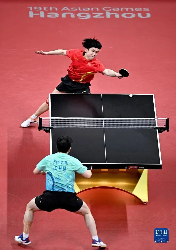 王楚钦（上）在比赛中。新华社记者 王鹏 摄