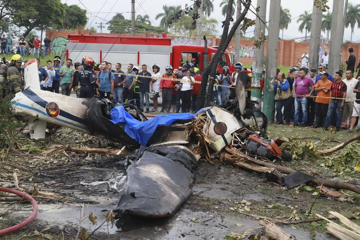 哥伦比亚军方一小型飞机坠毁