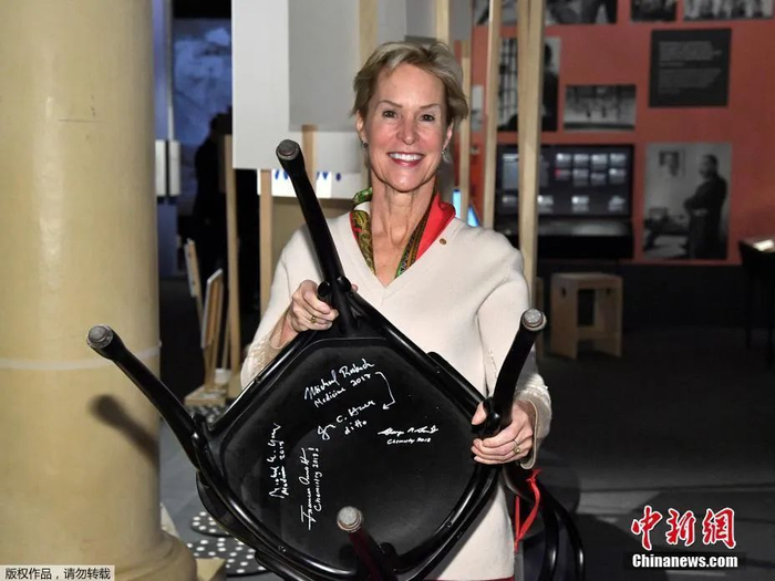 资料图：2018年诺贝尔化学奖得主弗朗西斯·阿诺德展示其签名的椅子。