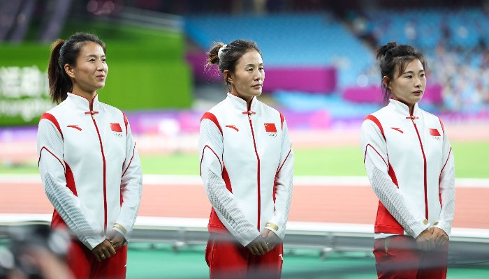 切阳什姐、刘虹、吕秀芝在递补颁奖仪式上。（图片来源：东方IC）