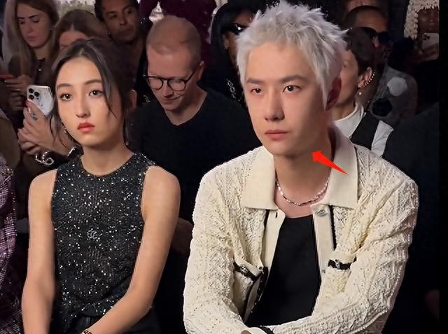王一博看秀生图曝光,银发搭女款外套宛如精神小伙,还撞脸蒋雯丽__财经
