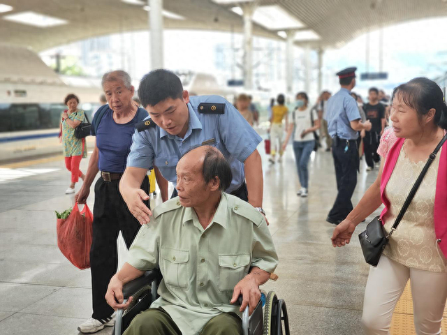 福州车站客运员护送重点旅客出站。中国铁路南昌局集团有限公司 供图