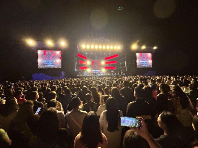 黑豹给丽江古城音乐嘉年华带来的人潮人海。 澎湃新闻记者 张婉茹 图