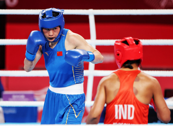 李倩(左)在决赛中火力全开,以5比0完胜对手. 新京报记者 王贵彬 摄