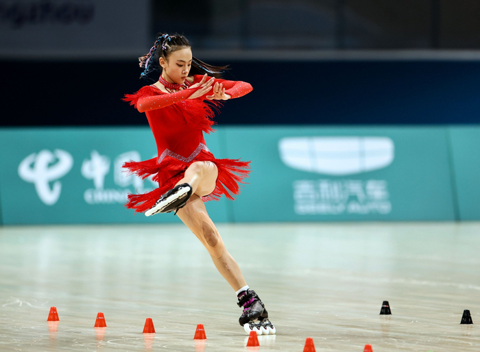 轮滑——混合自由式轮滑男女双人花式绕桩决赛:中国组合张颢/朱思怡