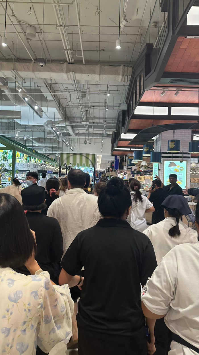 小羽当时跟随“大部队”人群撤离商场 小羽供图