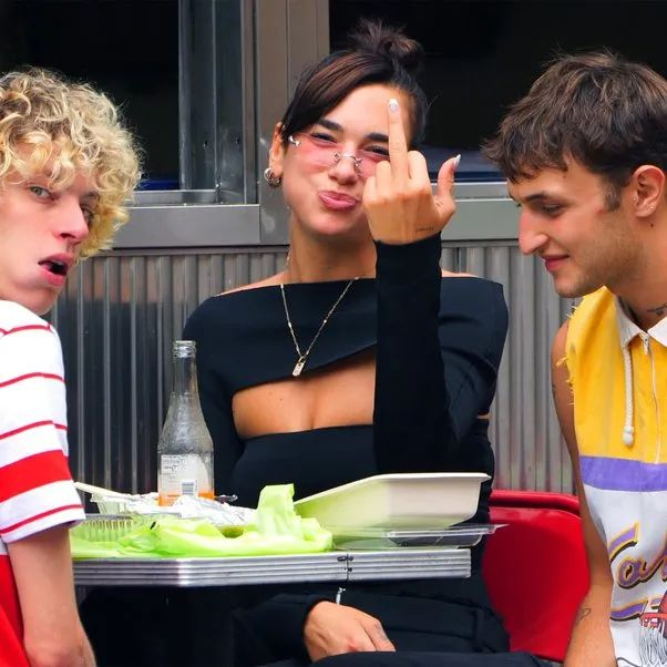 (杜阿·利帕)科尔·斯普罗斯甚至专门开通一个账号,记录拍摄他的狗仔