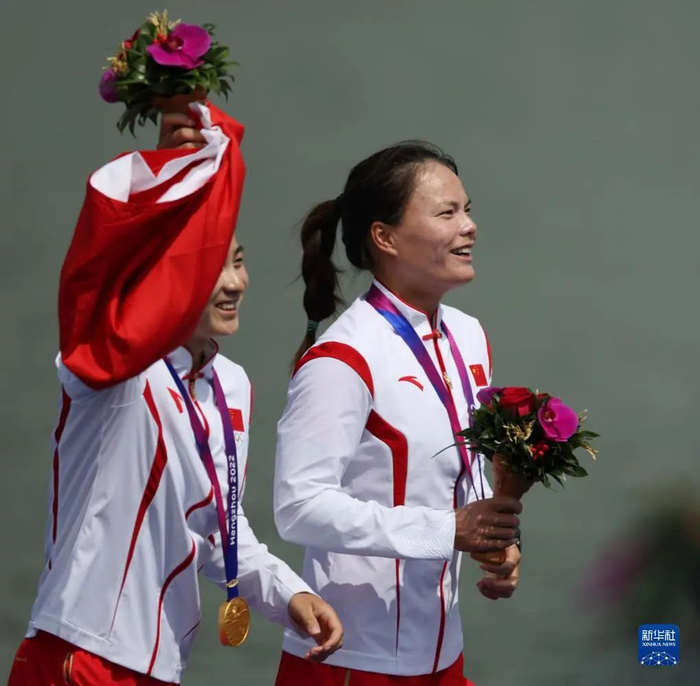 中国组合孙梦雅（左）/徐诗晓在颁奖仪式上。新华社记者 杜潇逸 摄