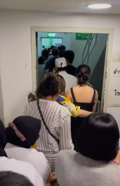 Jerry跟随人群寻找逃生通道 Jerry社交媒体视频截图