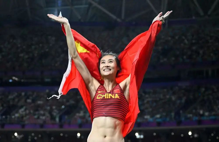 中国选手李玲在比赛后庆祝。新华社记者 宋彦桦 摄