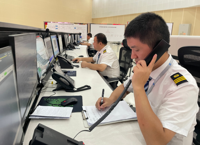 节日我在岗丨兰州轨道交通调度员:"双节"有我守岗位,调度车辆保平安