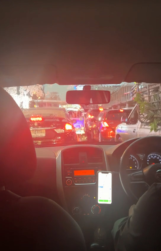 枪击案事发当天，曼谷当地下起大雨，积水严重，交通堵塞。贝拉供图