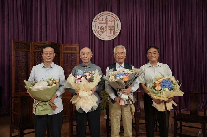 从左至右：常建华、冯尔康、阎崇年、杜家骥，四位先生手持鲜花合影