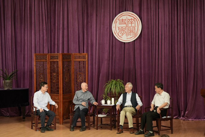 四位先生对谈中