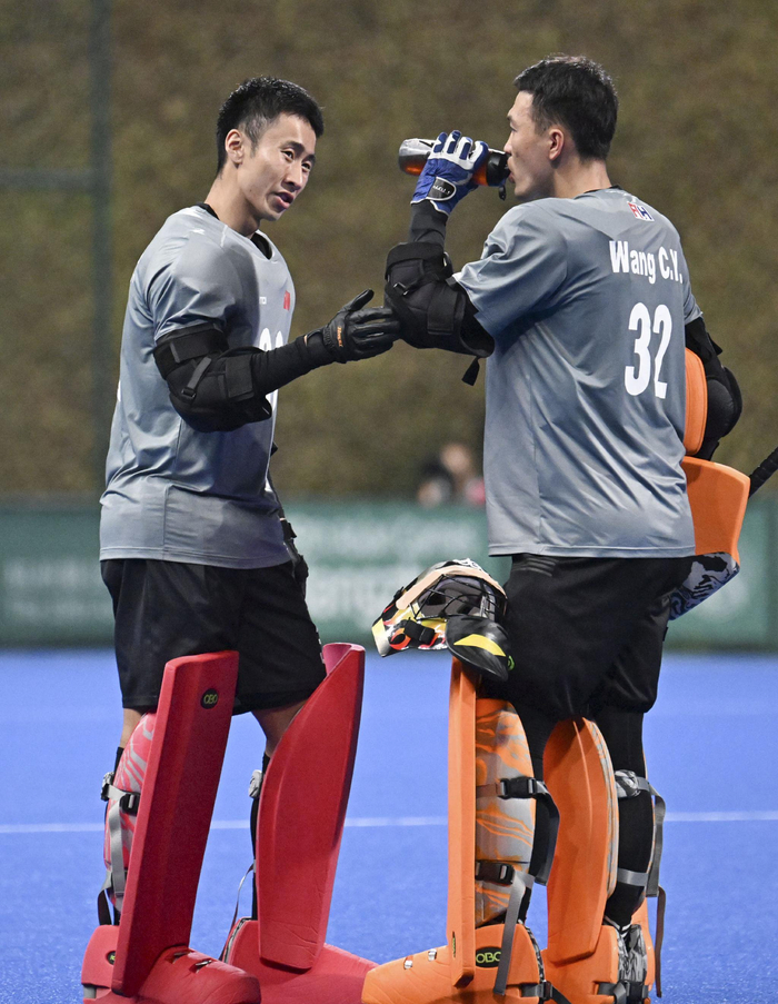 10月4日,中国队守门员王才雨(右)在比赛间隙与队友王伟豪交流.