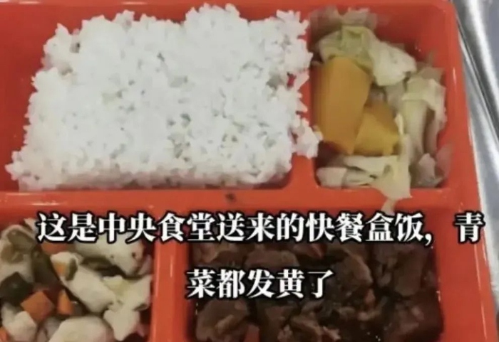 ▲（江西赣州家长上传到社交媒体的视频截图）