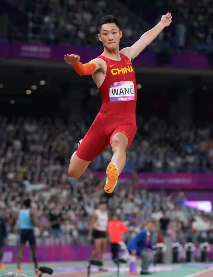 王嘉男在杭州亚运会跳远比赛中。   图/新华社