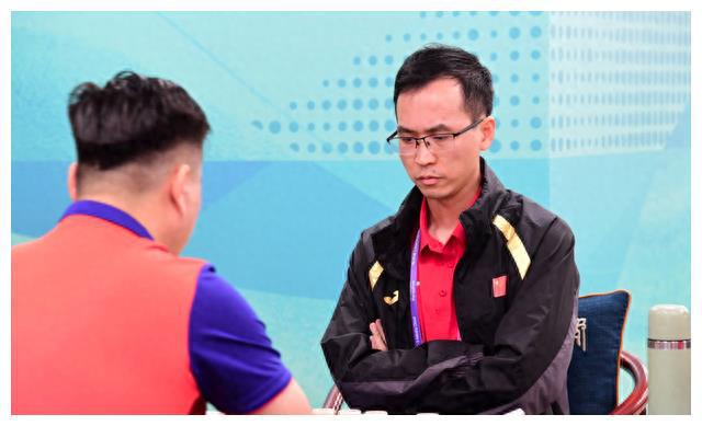 一台比赛中,中国队队员赵鑫鑫与新加坡队的吴宗翰战成平局;二台比赛中