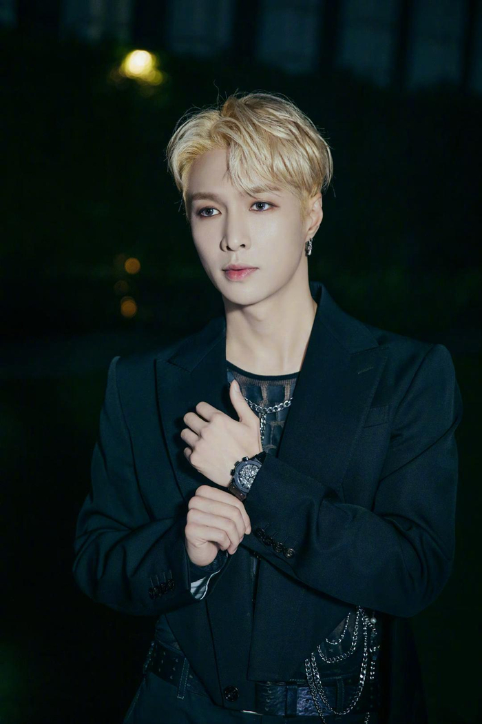 张艺兴音乐节的生图和精修图 可以说是完全没有差别吧|张艺兴_新浪