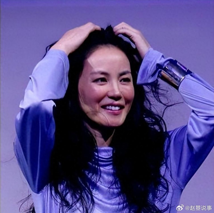 一组54岁王菲的最新照片曝光,引起了网友们的广泛关注和讨论