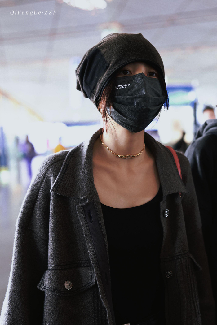 张子枫结束时装周行程返回北京机场路透